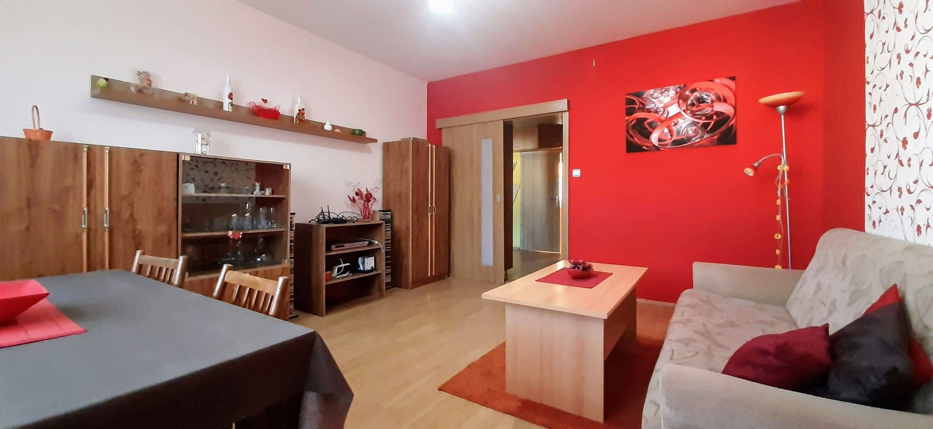 Prenájom - 3-izbový byt- 64m2 s loggiou, prerobený, zariadený - Banská Bystrica